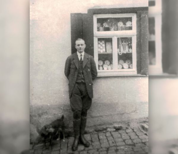 Ludwig Bonn vor dem Haus am Schloßberg 8