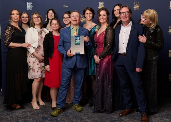 Das Team von Augenoptik Bonn zusammen mit Wigald Boning.