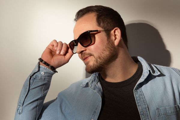 Unsere Mitarbeiter, Max Krämer, präsentiert ein Sonnenbrillenmodell