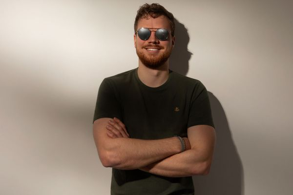 Justus Bonn präsentiert ein Sonnenbrillenmodell