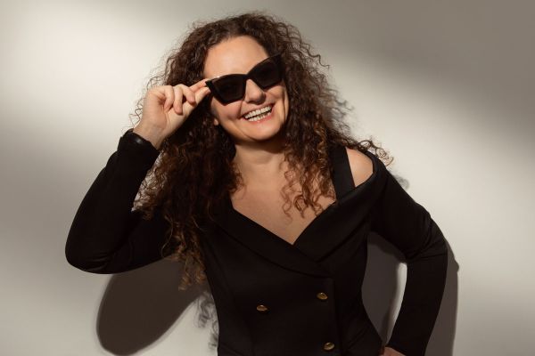 Unsere Mitarbeiterin, Tina Böhmer, präsentiert ein Sonnenbrillenmodell